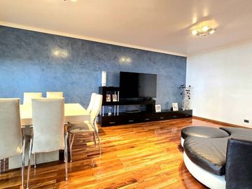 Venta Piso de Categoría con Balcón  y Cochera