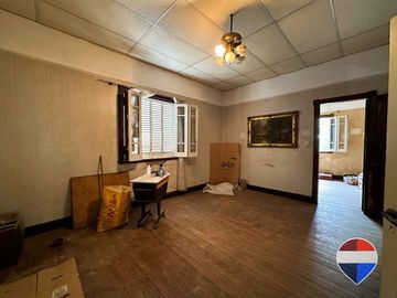 CASA y  3 LOCALES SOBRE 3 TERRENOS  EN LAS HERAS