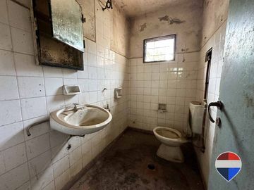 CASA y  3 LOCALES SOBRE 3 TERRENOS  EN LAS HERAS