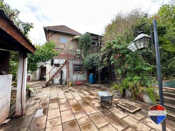 CASA y  3 LOCALES SOBRE 3 TERRENOS  EN LAS HERAS
