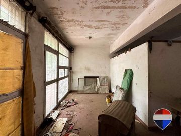 CASA y  3 LOCALES SOBRE 3 TERRENOS  EN LAS HERAS