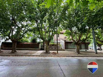 CASA y  3 LOCALES SOBRE 3 TERRENOS  EN LAS HERAS