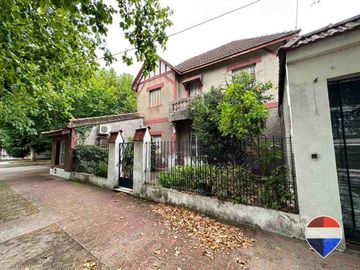 CASA y  3 LOCALES SOBRE 3 TERRENOS  EN LAS HERAS