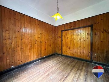 CASA y  3 LOCALES SOBRE 3 TERRENOS  EN LAS HERAS