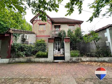 CASA y  3 LOCALES SOBRE 3 TERRENOS  EN LAS HERAS