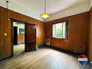 CASA y  3 LOCALES SOBRE 3 TERRENOS  EN LAS HERAS