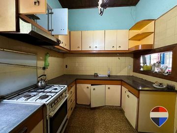 CASA y  3 LOCALES SOBRE 3 TERRENOS  EN LAS HERAS