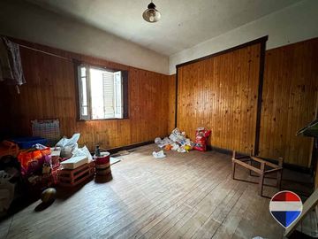 CASA y  3 LOCALES SOBRE 3 TERRENOS  EN LAS HERAS