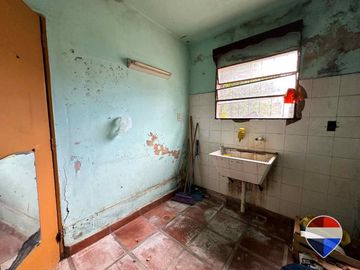 CASA y  3 LOCALES SOBRE 3 TERRENOS  EN LAS HERAS