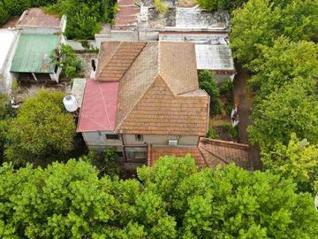 CASA y  3 LOCALES SOBRE 3 TERRENOS  EN LAS HERAS
