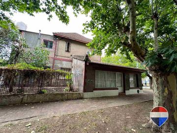 CASA y  3 LOCALES SOBRE 3 TERRENOS  EN LAS HERAS