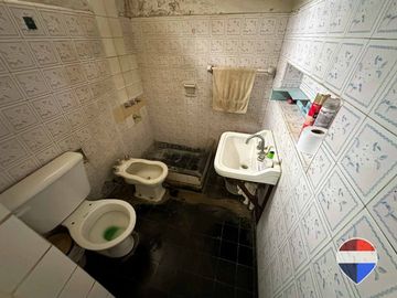 CASA y  3 LOCALES SOBRE 3 TERRENOS  EN LAS HERAS