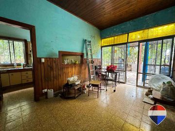 CASA y  3 LOCALES SOBRE 3 TERRENOS  EN LAS HERAS