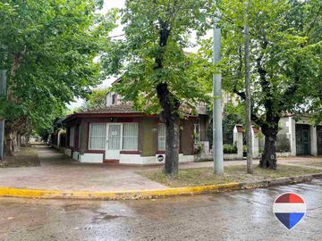 CASA y  3 LOCALES SOBRE 3 TERRENOS  EN LAS HERAS