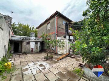CASA y  3 LOCALES SOBRE 3 TERRENOS  EN LAS HERAS
