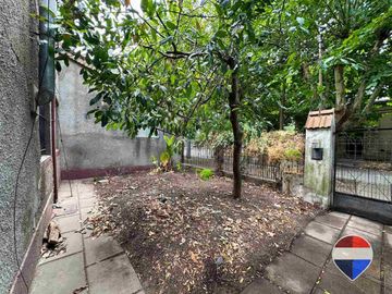 CASA y  3 LOCALES SOBRE 3 TERRENOS  EN LAS HERAS