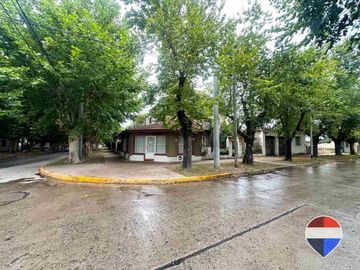 CASA y  3 LOCALES SOBRE 3 TERRENOS  EN LAS HERAS