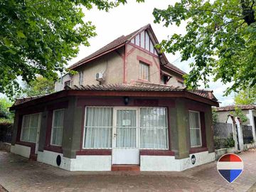CASA y  3 LOCALES SOBRE 3 TERRENOS  EN LAS HERAS