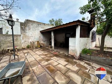 CASA y  3 LOCALES SOBRE 3 TERRENOS  EN LAS HERAS