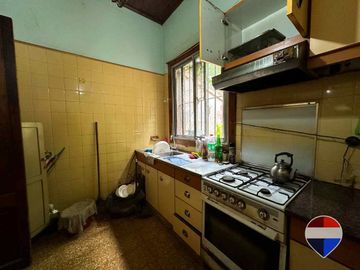 CASA y  3 LOCALES SOBRE 3 TERRENOS  EN LAS HERAS