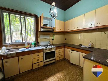 CASA y  3 LOCALES SOBRE 3 TERRENOS  EN LAS HERAS