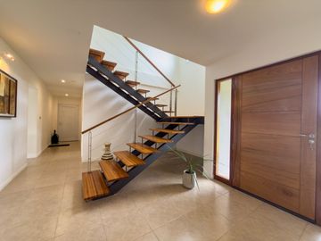 CASA EN VENTA BARRIO EL MIRADOR 6 DORMITORIOS