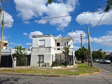 VENTA 2 CASAS 4 Y 3 AMB. PATIO COCH. LUZURIAGA