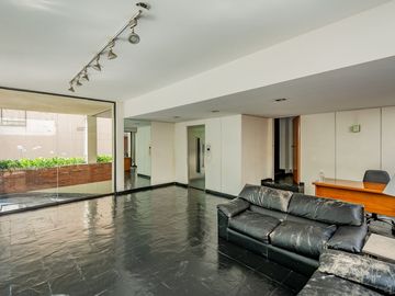Excelente Semipiso de 4 Ambientes con Cochera