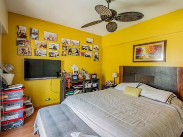 Excelente Semipiso de 4 Ambientes con Cochera