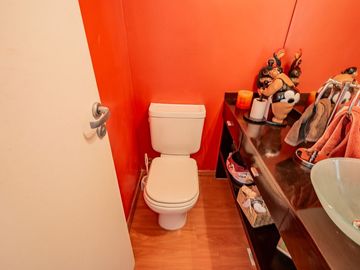 Excelente Semipiso de 4 Ambientes con Cochera