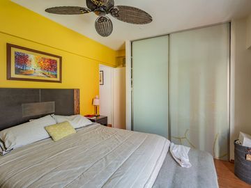 Excelente Semipiso de 4 Ambientes con Cochera