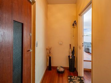 Excelente Semipiso de 4 Ambientes con Cochera