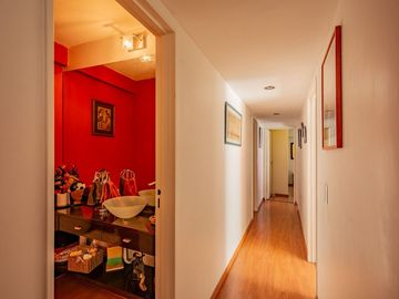 Excelente Semipiso de 4 Ambientes con Cochera