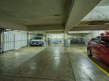 Excelente Semipiso de 4 Ambientes con Cochera