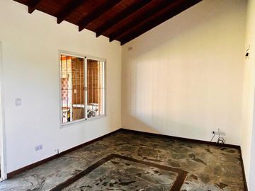 Casa venta en Carlos Keen Posib. de perm. por veh.