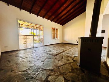 Casa venta en Carlos Keen Posib. de perm. por veh.