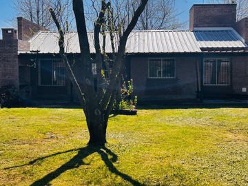 Casa venta en Carlos Keen Posib. de perm. por veh.