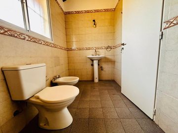 Casa venta en Carlos Keen Posib. de perm. por veh.