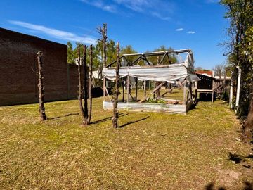 Casa venta en Carlos Keen Posib. de perm. por veh.