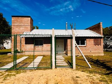 Casa venta en Carlos Keen Posib. de perm. por veh.