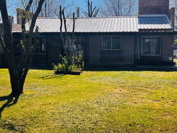 Casa venta en Carlos Keen Posib. de perm. por veh.