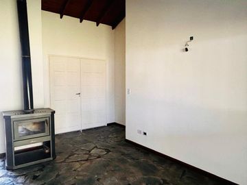 Casa venta en Carlos Keen Posib. de perm. por veh.