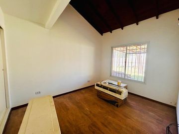 Casa venta en Carlos Keen Posib. de perm. por veh.