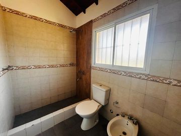 Casa venta en Carlos Keen Posib. de perm. por veh.