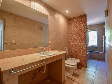 CASA 5 DORMITORIOS EN VENTA LA PLATA CON PILETA