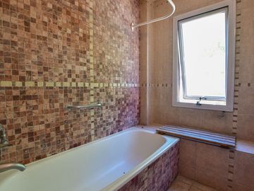 CASA 5 DORMITORIOS EN VENTA LA PLATA CON PILETA