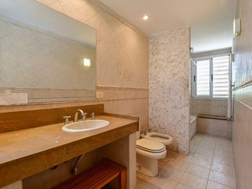 CASA 5 DORMITORIOS EN VENTA LA PLATA CON PILETA