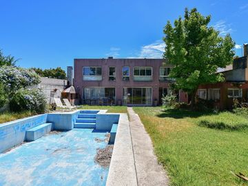 CASA 5 DORMITORIOS EN VENTA LA PLATA CON PILETA