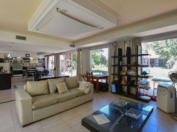 CASA 5 DORMITORIOS EN VENTA LA PLATA CON PILETA