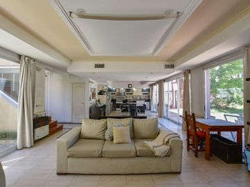 CASA 5 DORMITORIOS EN VENTA LA PLATA CON PILETA